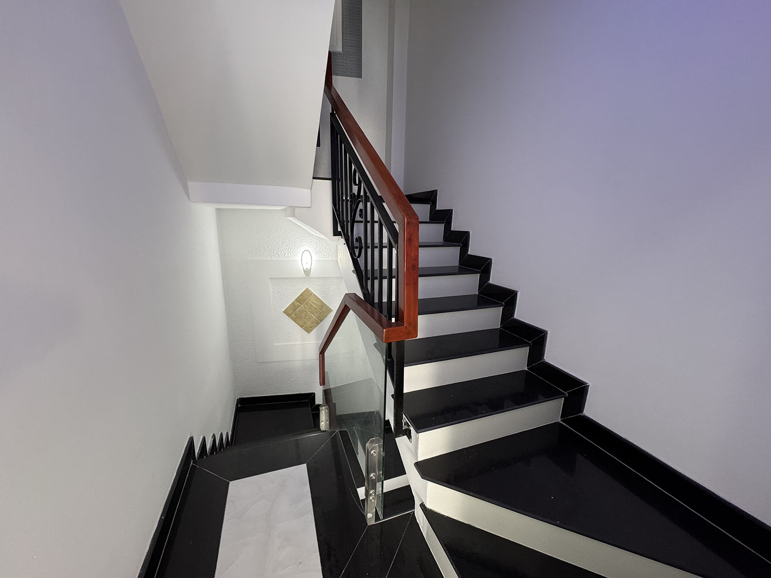 Nhà phố Trệt,3 lầu, sân thượng, mới 100%, 4 phòng ngủ, hẻm xe hơi đổ cửa khu VIP Nguyễn Thượng Hiền